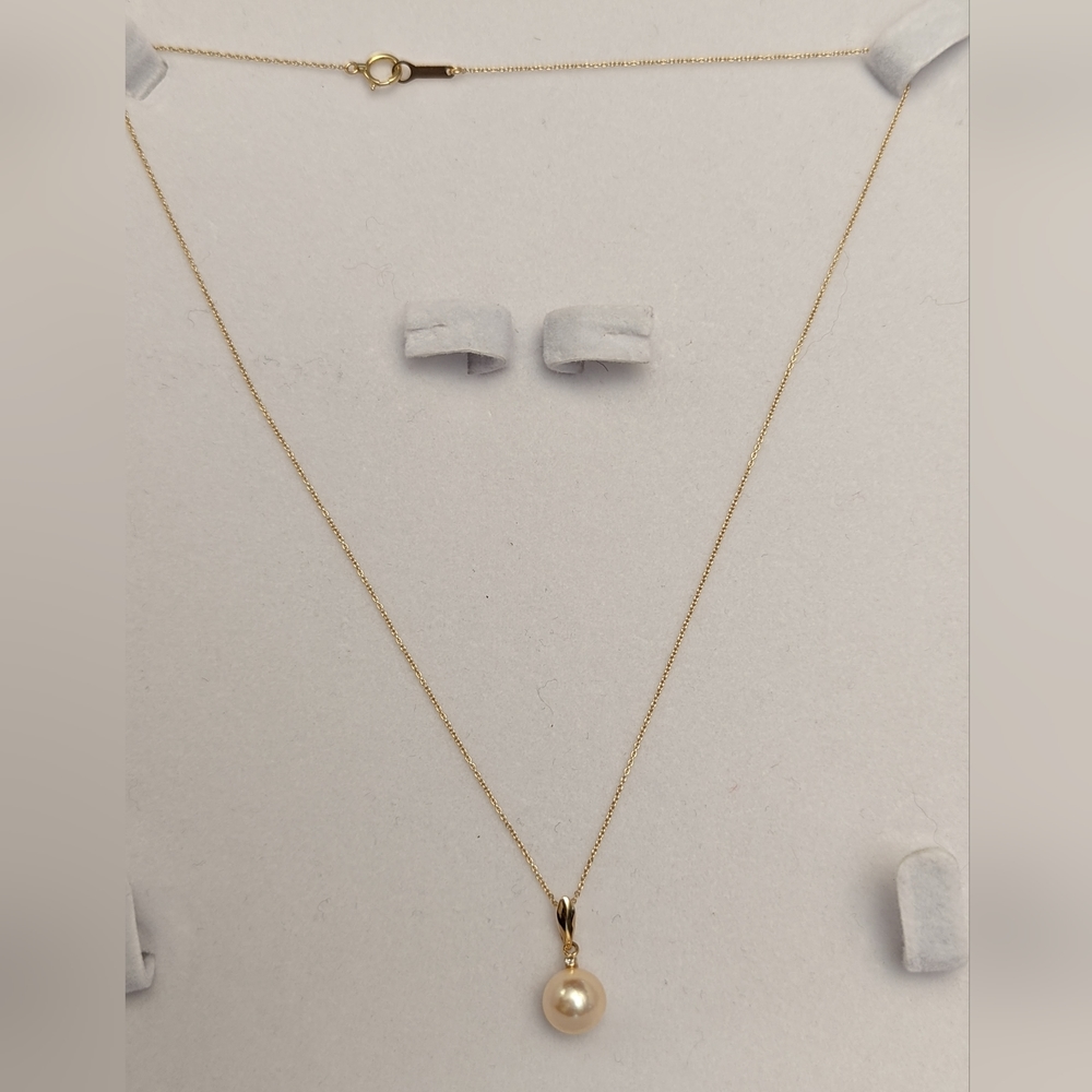 Gold pearl necklace with diamond
